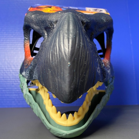 Jurassic World Dominion Therizinosaurus Mask with moving jaw. - Picture 3 of 6